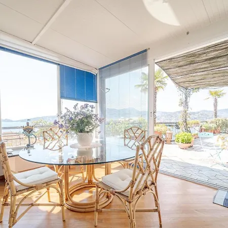 Aurelia Panoramic Seaside Apartman *